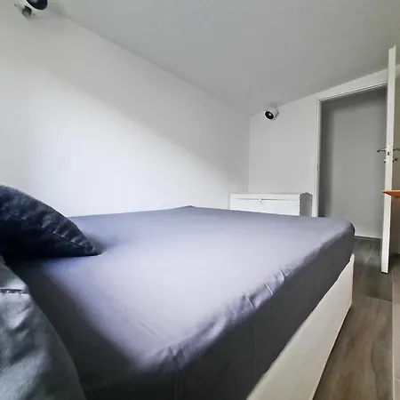 Smiley House By Al 圣菲利斯·德尔·贝纳茨