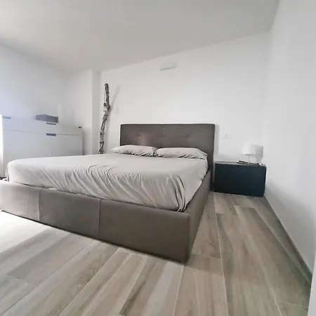 Smiley House By Al 圣菲利斯·德尔·贝纳茨